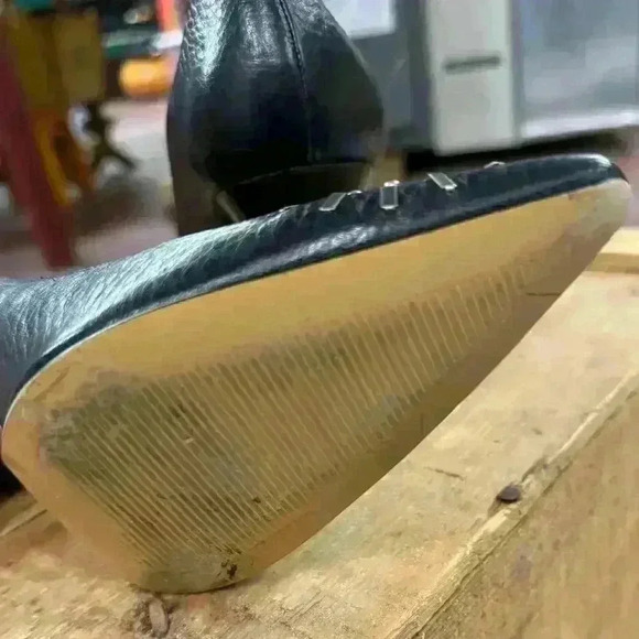 NINE WEST ARIKAO BLACK LEATHER POINTY HEEL WITH STUDED TOE SIZE 6 - Picture 12 of 13